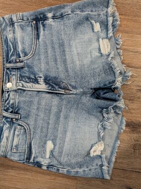 Women’s Boutique Risen Light Blue Distressed Denim Shorts NWOT